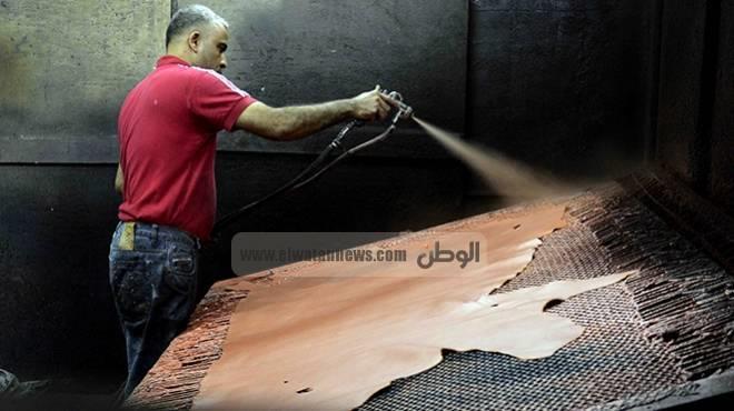 الفصل األول موضوع الصناعات الجلدية 4- الحشو: تتم عملية الحشو في دن ان قال بة تحتوي على مادة الجير التي تسرع من إ ازلة الشعر والغرض من هذه العملية تطرية نسيج البشرة الدسم قبل عملية الدباغة.