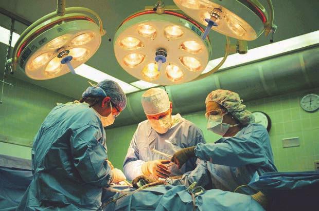 35 إنهاء معاناة مريضة على يد فريق طبي سعودي تمكن فريق طبي س عودي بمس تش فى الا مير س لطان للقوات المس لهة باملدينة املنورة برئا شة الدكتور اأحمد احلازمي والدكتورة اإكرام طيب من ا نهاء معاناة مريض ة