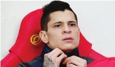 الثالثي أحمد زريق وحس ن ش عيتو والسنغايل محمدو درامي يف الهجوم.