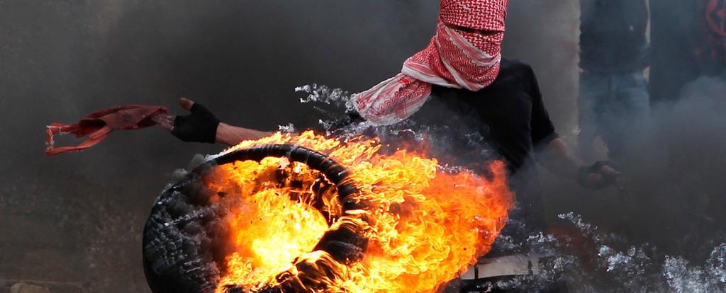 أعمال المقاومة في فلسطين خالل 7 سنوات - باستثناء غزة - : 2017 4983 2016 4358 2015 5289 2014 3699 2013 2012 2011 793 578 320 مقارنة عمليات المقاومة في 4 أعوام: 1043
