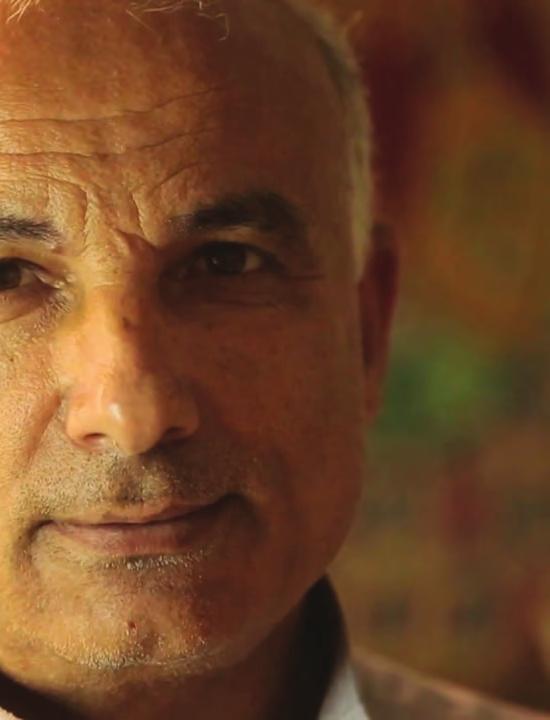 مصري يخ ط أكبر نسخة من القرآن بطول 700 متر يأمل مواطن مصري في أن يسجل رقما قياسيا بعد أن أمضى ثالث سنوات وهو يصنع بعناية فائقة ما