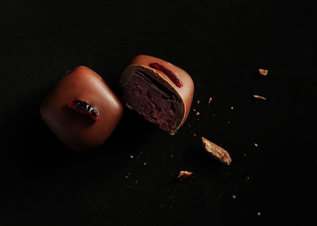 Chocolate Catalogue كتا لو ج ا لشو كو ال MC 07 MC 08 MC 09 Salted Praline كريمة لوتس Lotus Cream برالين مملح Marble Chocolate with Saffron شوكوال الماربيل بالزعفران MC 10 MC 11 MC 12 Marble chocolate
