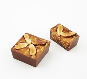 اللوز Crème Pistachio Crushed Pistachio براونى زعفران Brownie Saffron كريمة الفستق مع كسرات الفستق جاندوجا بيضاء مع Gianduja White Crepe الكريب براونى بلوبرى Brownie Blueberry Brownie Crème Pistachio