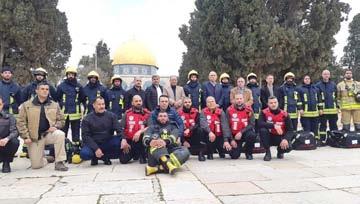 وحملت اللافتات عبارات : «كلنا معك» و «القدس عربية والوصصاية هاششمية» و»معك وبك ماضضون» و» لا للتوطين.