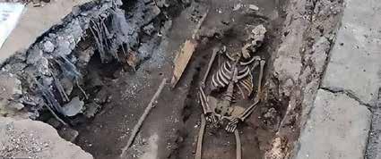 وتابع إيتاتي إيالد أنه بالنسبة الكتشاف عظام الحيوانات املحرتقة قال علماء اآلثار أن وجود هذه العظام دليل عىل القرابني.