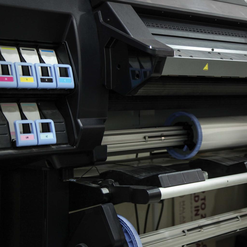 24 25 مركز الطباعة اخلاصة The Special Printing Center في مركز الجود فرع كريستال نقد م كافة الخدمات المكتبية ونقوم بأعمال الطباعة الحرارية على مختلف المواد الترويجية سواء كانت من قماش جلد بالستيك