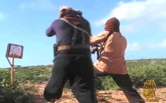 17 ولد يف ب يوت ونشأ فيها مث انتقل إىل بريطانيا وعاش فيها إىل أن يس ر هللا لو اذلجرة إىل الصومال يف عهد ااكم اإلسالمية حيث تلقى تدريبا عايل ادلستوى على أيدي إخوانو اجملاىدين.