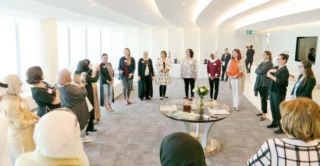 ا أ لستاذة سهام نسبه تحا ض رص ىڡ ورشة عمل-خلق ش رساكات ذات قم مش ت رىكة. Participants at the Crowd Funding workshop.