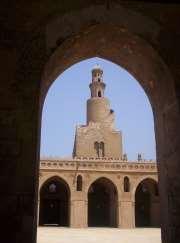 صورة توضل مئبنة مسجد أحمد بن طولون وهي ألدم مئبنة "ي مصر التي صنعة من الحجر األسواني الفنان المسلم لتقف شامخة كدليل لى ظمة القبووووووووووووووووووووووووووووووووووووووووووووووووووواب : كان استعمال