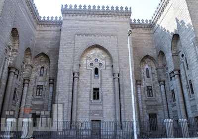صورة لمسلد السلطان حسن ويتللى فيها إب ارز الفنان المسلم لتأكيد دور العامود اإلنشائي والمعنوي الذي يحم المبنى بك شموخ وقوة العقووووووووووووووووووووووووووووووووووووووووووووووود : استعمل المسلمون "ي