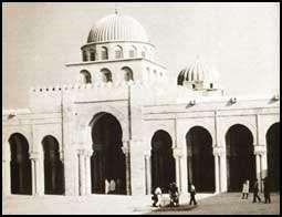 -9 أما الظول "هي تحدث "ي الغالب من األج اء الم خر"ة البار ة لى األرضية ه والظول تسا د "ي التجسيم ه وانما وظيفتها جمالية تشكيلية ه تعطي النبرة والتنوع الجمالي الخالص كما نرى "ي واجهة المسجد بالصورة
