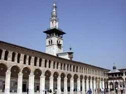 صورة توضل اييقاع "ي الفن ايسومي البا يعتمد لى الخط اللين والهندسي البا يوحي بالحركة.