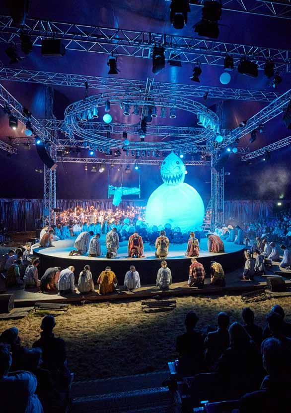 Opéra du Quartier Opéra du Quartier est un méga spectacle de théâtre lyrique participatif avec la participation de plus de 300 personnes.
