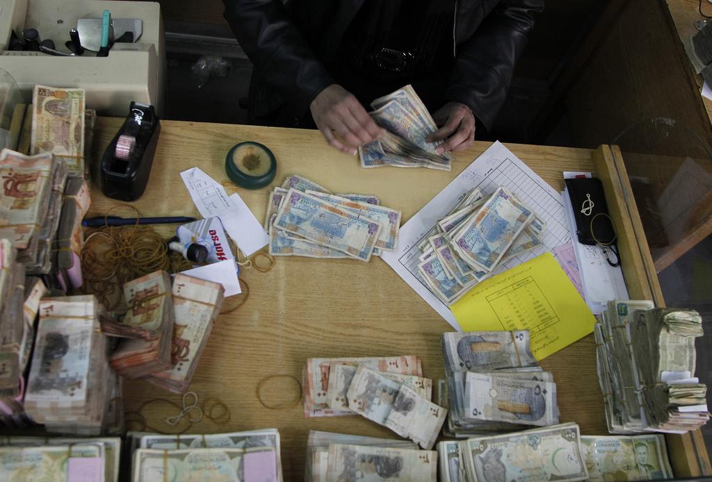 الوقت واجلهد وقلل نس بة املخاطرة ال يت تراف ق عملي ة نق ل األم وال عل ى خ لاف الس نني األوىل م ن احل رب حي ث كان ت املبالغ املالي ة تنق ل بالي د ع ن طري ق املنظم ات إىل داخ ل س وريا كذلك يت م التحويل