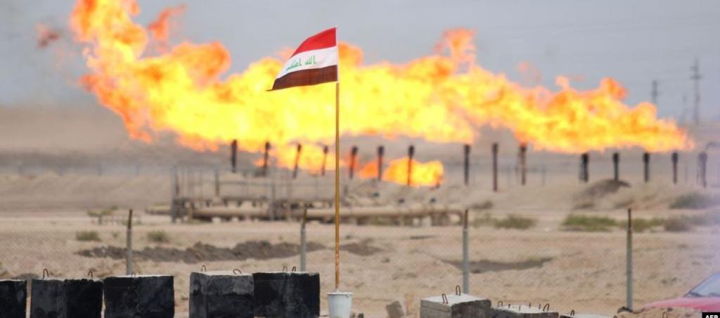 النفط السوري يعرب احلدود إىل العراق من مصايف النفط يف العراق هاشم الوزير عندم ا وق ع الع راق حت ت احلص ار يف تس عينيات الق رن املاض ي انتعش ت جت ارة احملروق ات ع رب احل دود إىل س وريا فعمد الكثر من