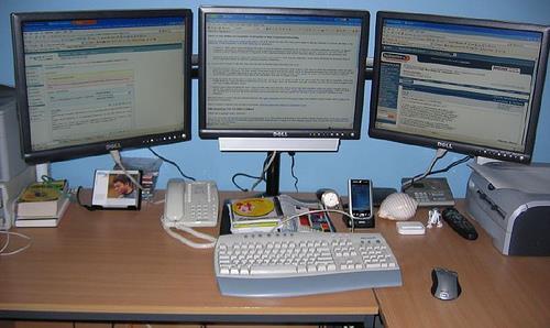 Multi Monitor Dual View : مثال يبكن تركيب عدة كروت شاشة على اغباسوب ولكن بشرط أف تعمل ىذه الكروت بػػ Driver واحد.