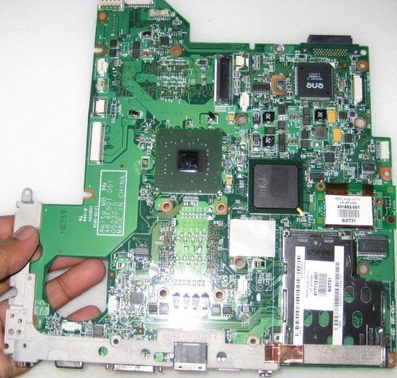 9. Power Systems Laptop Case يتكوف من ثالثة أجزاء ىي الشاشة ودائما ماتكوف LCD ومن إطار خارجي مصنوع من البالستيك أو األؼبنيو أ التيتانيو يف الالبتوبات الغالية وىيكل داخلي يتم تركيب اؼبكونات الداخلية