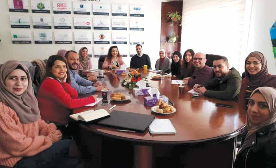 41 التقرير السنوي برنامج التدريب للخرجين الجدد تسعى إنجاز فلسطين لنقل املعرفة العملية للخرجين الجدد وذلك من خالل استيعاب الخرجين في دوائر العمل املختلفة في املؤسسة حيث تعمل مؤسسة إنجاز على التواصل مع