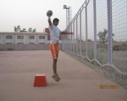 توضع القدم الثابتة بجانب وخلف الكرة في مهارة تصويب الكرة بوجه القدم الداخلي