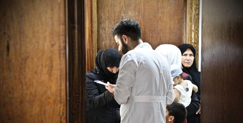 االتجاهات والتحديات العالمية استمرار الهجمات على مرافق الرعاية الصحية وموظفي اإلغاثة حلب سوريا مركز الصاخور الصحي يف حلب سوريا أ غلق بشكل اضطراري يف عام 2012 بعد قتال عنيف لم يخلف سوى جدرانه الخارجية