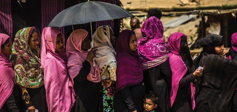 اإلنجاز بصورة أفضل المساءلة تجاه السكان المتضررين كوكس بازار بنجالديش مجموعة من النساء يقفن يف طابور لتوزيع المساعدات يف مخيم كوتوبالونج لالجئين.