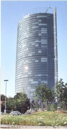 2000 موظف.
