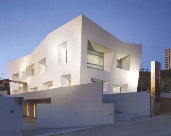 Commercial building ARCHITECTURE: Rusan arhitectura, Andrija Rusan, Pula, Croatia MANUFACTURER: Dean Skira COMPLETION:2006 المبنى لشركة تصميم اإلضاءة بشكل واضح مرئي في بيئته