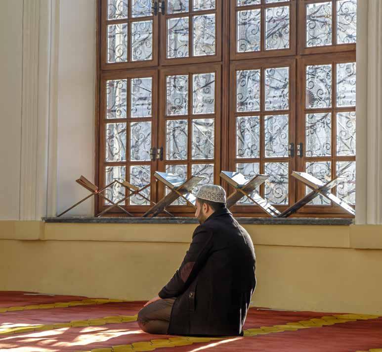 14 الس ن ة ملن فاته قيام الليل أن يصل يه من النهار شفع ا: فإذا كان من عادته أن يوتر بثالث فنام عن وتره أو مرض فلم يستطع أن ي صل يه فإنه ي صل يه من النهار أربع ا ويسلم من كل ركعتني وإذا كان من عادته