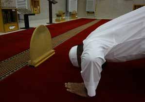 حلديث سهل بن سعد الس اعدي قال:»ك ان ب ني م ص ىل ر س ول اهلل و ب ني اجل د ار مم ر الش اة «))) واملقصود بامل صىل هو: موضع سجوده وجاء عند أمحد وأب داود أن بينه وبني السرتة ثالثة أذرع ))) وهذا باعتبار