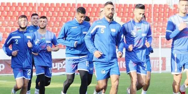 وعادل محرز رقم اإليفواري كولو توريه العب مانشستر سيتي السابق الذي سبقه وحقق اللقب مع ناديين مختلفين )آرسنال ومانشستر سيتي(.