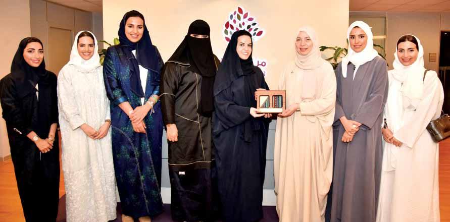 لقاء الثالثاء الشهري لشهر يوليو: تم عقد اللقاء في 2 يوليو 2019 م ضيفة اللقاء رئيس قسم املجموعة االستشارية بمركز امللك عبدالعزيز )إثراء ) فاطمة عبدهللا الراشد وتم خالل اللقاء مناقشة عدد من املحاور