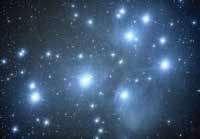 25 األنظمة النجمية Stellar Systems ترتبط النجوم في ما بين ها بقوى جذب تجعل ها تدور حول بعض ها وت سم ى هذه النجوم األنظمة النجمية Stellar Systems وهي تنقسم من ها: النجوم الثنائية Binary Stars والنجوم