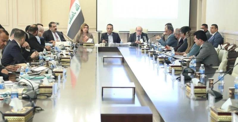 والطلبة واألساتذة واملرضى الذين يسافرون إلى خارج البلد وليس للمصارف.
