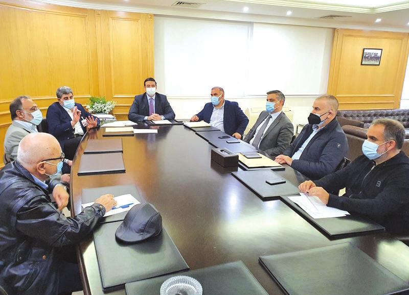 وسل م الوفد نج ار نسخة عن املرشوع املقدم اىل الحكومة عن "دعم السائقني العموميني املتعلق بشقني.