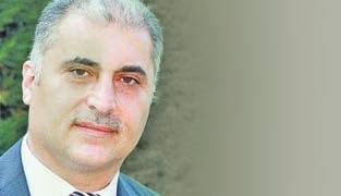 وكشفت أن ما ساعدها عىل مواجهة التنمر وتعزيز املناعة ضد ه هو زياراتها املنتظمة عند الطبيب النفيس. وعر فت التنمر بالقول: "هو أن تطلق لقبا بشعا عىل إنسان ويرافقه طوال العمر.