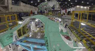 - 3 منوذج F-35C خم ص ص للخدمة من على من حامالت الطائرات مت ت صميم االإ شدار F-35C لالإقالع مب شاعدة املنجنيق ولكن عمليات اال شرتداد املوقوفة