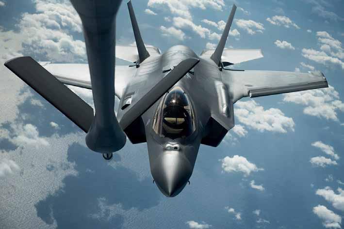 F 35 خالل تزودها بالوقود يف اجلو مت ت صميم قمرة القيادة الزجاجية الإعطاء الطيار وعيا جيدا باملوقف.