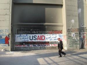 شعاراه الوكالة األمريىلية للتنمية الدولية والذي لف ا تباأ العديد من املواطنني الذين عحوا عن استغراهبخ هلذا الشىلل من الدعاية شيث قال اشدهخ أن الوكالة األمريىلية للتنمية استغل شىت جدار الف ل