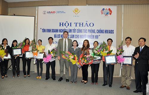 صورا رقخ )7(: عمل الد USAID عل دعخ شراكاه بني اجلامعاه والىللياه واملن ماه غري احلىلومية الناشطة جمال التعليخ العا الفيتنااب و دراسة مشاهبة وقريبة من السيا اجلغرا اتع تطر الباشث دوغاس إىل اتري