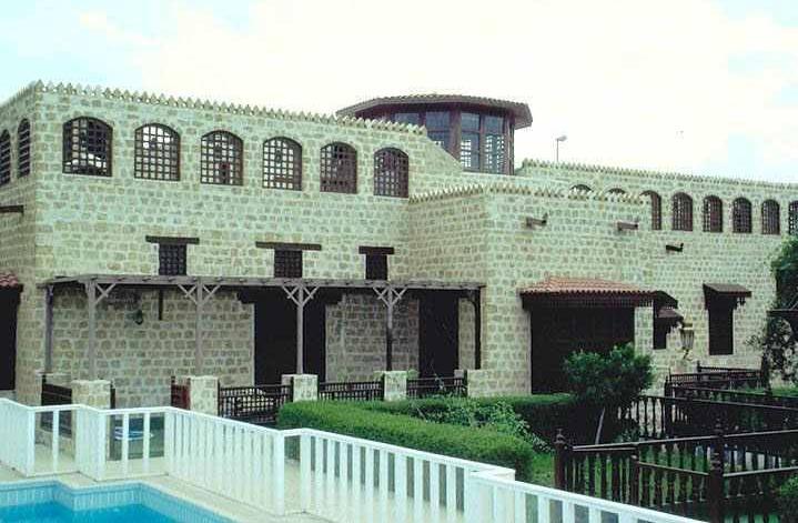 ان صف ان ع بر نه ب : ان ب ضي ظ ١ ف حبر خ اال شبء 1973 ان قع ذ ٠ خ عذح ثب ىخ ا ؼشث ١ خ ا سؼ د ٠ خ - ان ع بر ح ف ق عبذانض اد: -2 5 تم بناء الف ال باستخدام الحجر المحلى ذات اللون المرجان الت تم الحصول