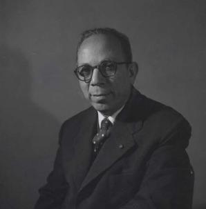 " و لد المعماري "توف ق عبدالجواد" ف 10 اكتوبر عام 1908 بالقاهرة حصل على بكالور وس الهندسة المعمار ة مع درجة الشرف - جامعة ل فربول 1938 م ماج ست ر العمارة - جامعة ل فربول 1939 م شهادة عضو ة المعهد
