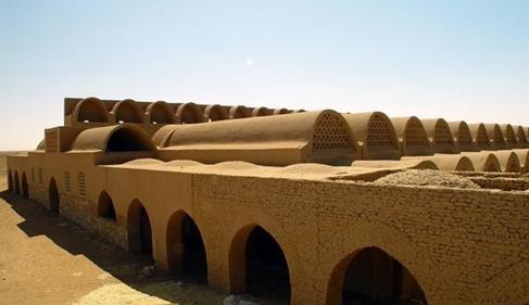 والصفوة المتخصصة مما أدى الى ظهور بعض التوجهات الفرد ة للمعمار ن للتعب ر عن ذات تهم وتجاهل مقومات المجتمع المصري الحضار ة والثقاف ة واالجتماع ة.