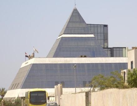 استلهمت روح ومفردات العمارة اإلسالم ة ف تصم مها و ظهر ف ها إعادة إح اء الفكر المعماري اإلسالم مرة أخرى