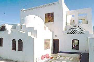 والرؤى التصم م ة مما جعله استمرارا لت ار التغر ب الثقاف ف عتبر هذا االتجاه مواكبا لعمارة ما بعد الحداثة ف