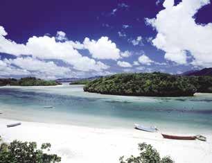 الصيف خليج كابيرا وجزيرة إيشيغاكي / محافظة أوكيناوا توجد جزر صغيرة منتشرة حول خليج كابيرا الذي تتميز مياهه بوضوح وشفافية أكثر من العديد من البحار األخرى على مستوى العالم.