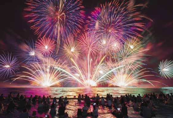األلعاب النارية / جميع مناطق اليابان يرمز للصيف يف اليابان باأللعاب النارية التي تضيء السماء ليال.