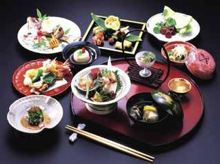 كما تقدم لك اليابان أيض ا مجموعة كبيرة ومتنوعة من األطباق اللذيذة وغير المكلفة نسبي ا التي يأكلها األشخاص العاديون بشكل يومي. رامن )المعكرونة الصينية يف الحساء( هو أحد األطباق التي تحظى بشعبية خاصة.