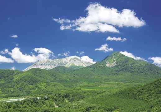 التنزه توفر الجبال يف جميع أنحاء اليابان مجموعة واسعة من مسارات المشي لمسافات طويلة.
