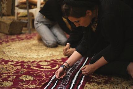 الوقت وهي في طور التالشي بسبب انخفاض عدد أعضاء المجتمع الذين ما زالوا يمارسون هذه المهارة. فتوصلنا إلى أن الصور واألنماط في السدو كانت وسيلة أساسية لرواية القصص إذ كانت تصف الحياة البدوية اليومية.