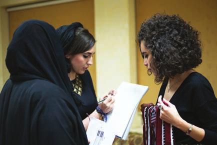 ومن ثم جمعنا هذا النسيج المحبوك بدقة مع مواد معاصرة كاإلسمنت المسبوك والمعادن واألخشاب. موهوبين البتكار بنية مصباحنا وكرسي نا.
